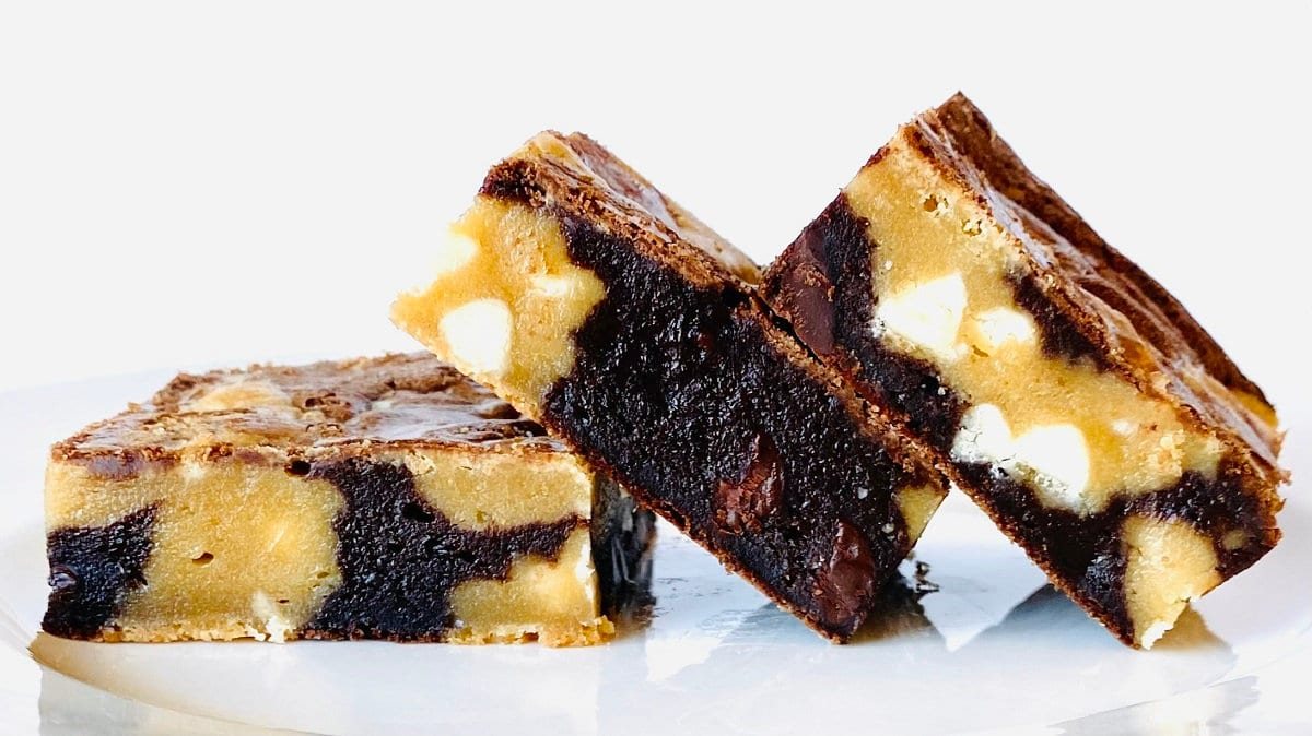 brownie blondies laying in a row