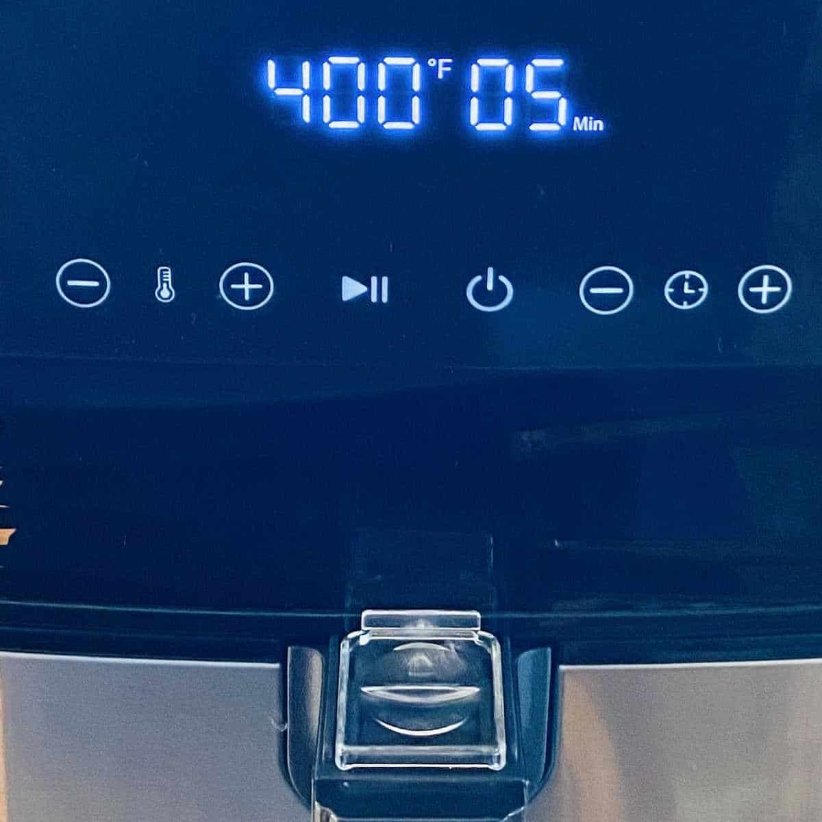 front of air fryer showing preheat temperature gauge