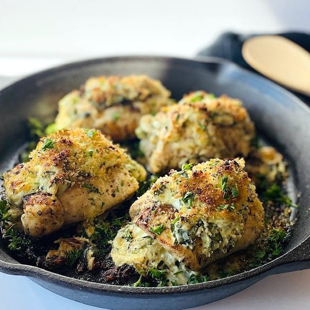 Spinach-Artichoke-Chicken-in-cast-iron-skillet